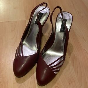 White House Black Market Burgundy heels 9 never‎ worn